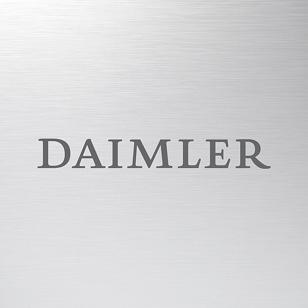 Daimler Logo auf Metallhintergrund