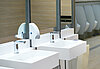 Waschbecken in einer öffentlichen Herrentoilette