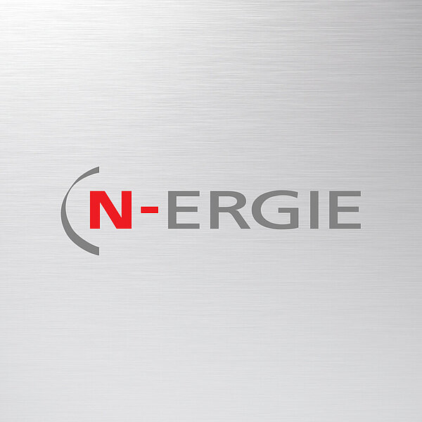 N-Ergie Logo auf Metallhintergrund