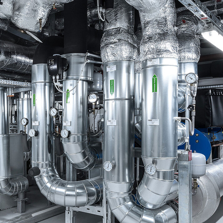 Große Anlage mit verkleideten Rohren an der Decke im Siemens Headquarter München