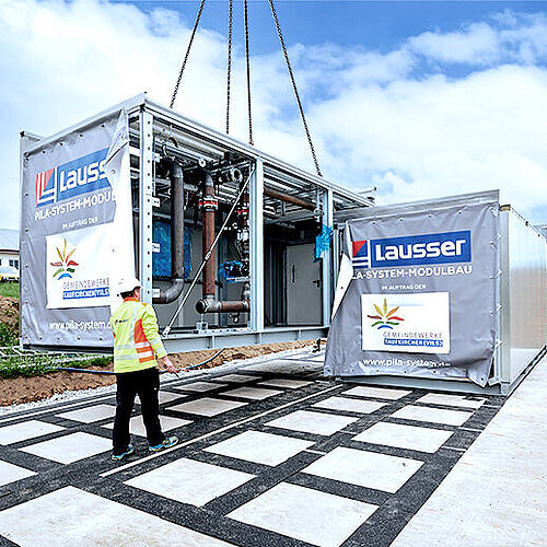 Zwei Containermodule des Lausserwerks Neutraubling beim Aufbau in Taufkirchen