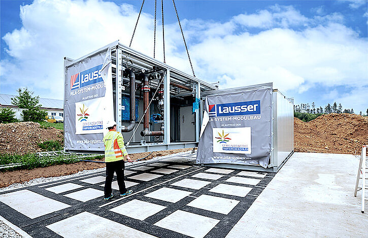 Zwei Containermodule des Lausserwerks Neutraubling beim Aufbau in Taufkirchen