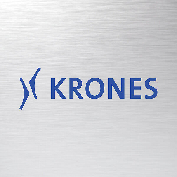 Krones Logo auf Metallhintergrund