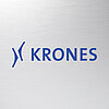 Krones Logo auf Metallhintergrund