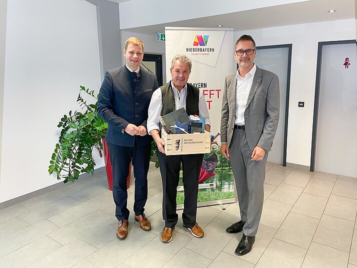 Karl Laußer sowie der Geschäftsführer und der Vorsitzende des Niederbayern-Forums