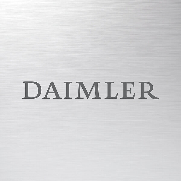 Daimler Logo auf Metallhintergrund