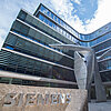 Siemens Headquarter München von vorne mit Aufschrift und Kunstwerk