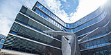 Siemens Headquarter von vorne mit Kunstwerk