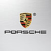 Porsche Logo auf Metallhintergrund