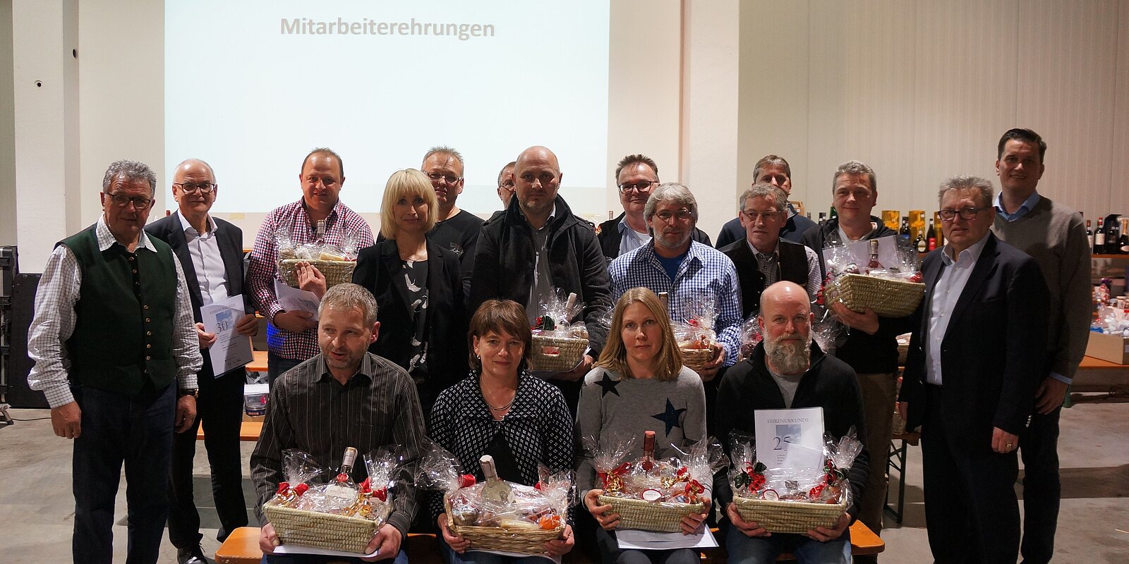 Gruppenfoto der Geschäftsführung und der geehrten Lausser Mitarbeiter beim Jubiläum 2017