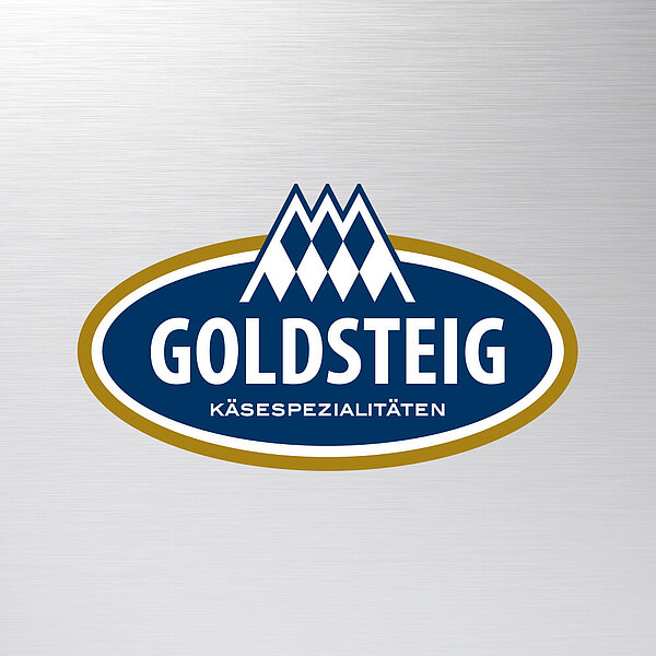 Goldsteig Logo auf Metallhintergrund