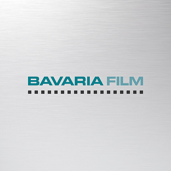 Bavaria-Filmstudios Logo auf Metallhintergrund