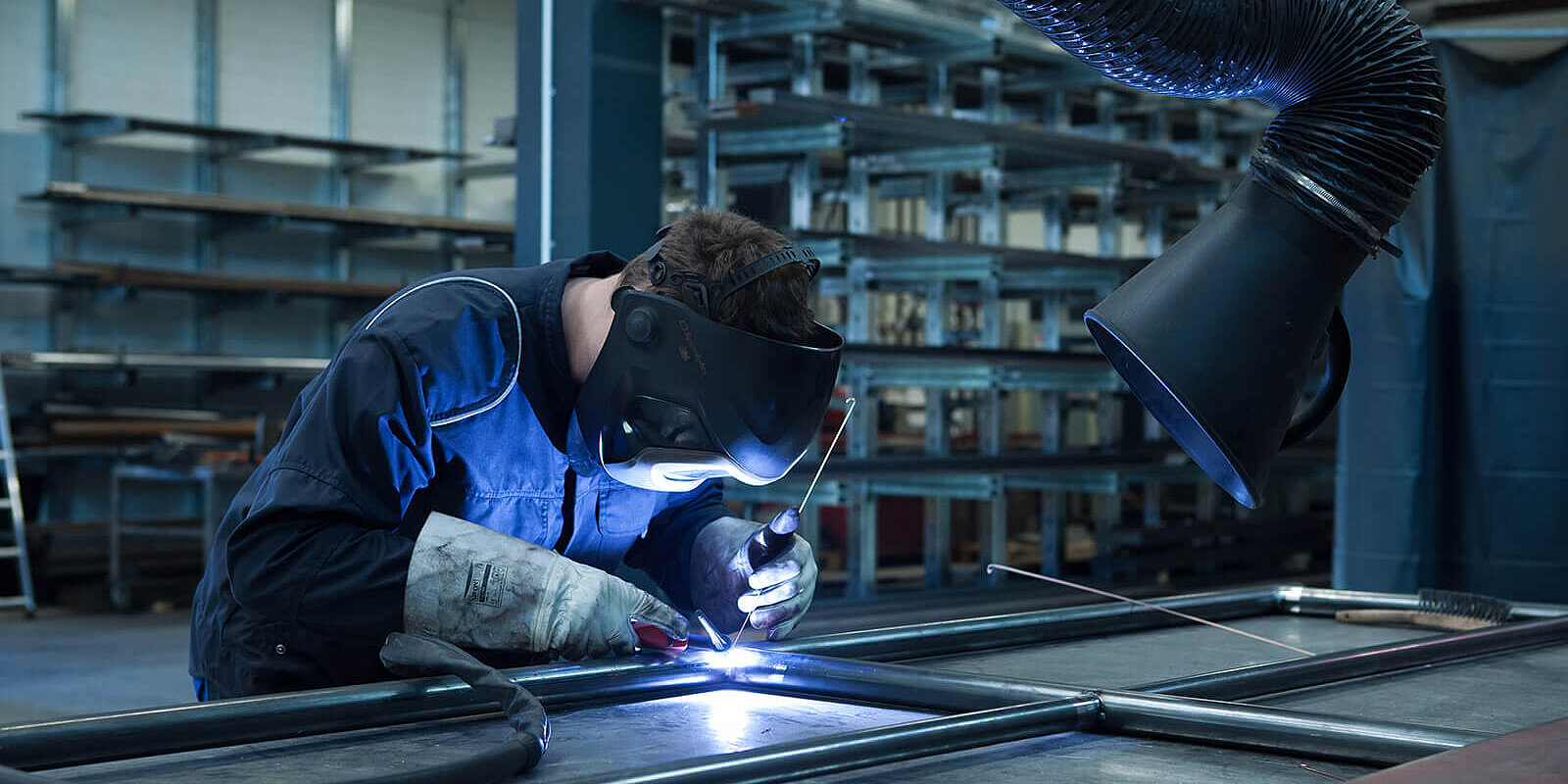 Schweißer bei der Arbeit in der Vorfertigung