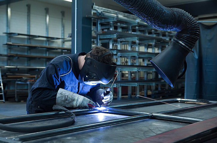 Schweißer bei der Arbeit in der Vorfertigung