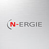 N-Ergie Logo auf Metallhintergrund