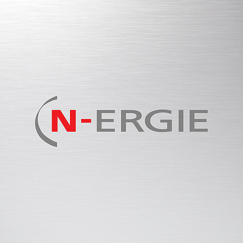 N-Ergie Logo auf Metallhintergrund