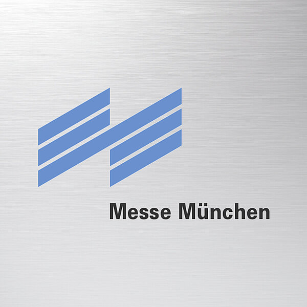 Messe München Logo auf Metallhintergrund