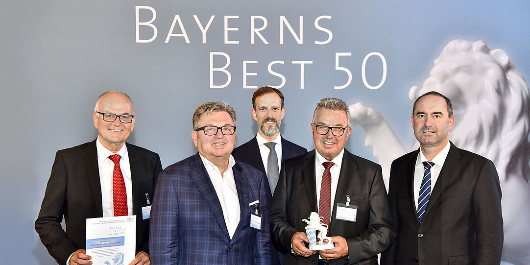 Preisübergabe Bayerischer Staatspreis „Bayerns Best 50“ im Schloß Schleißheim in München. Josef Sagstetter (Kaufmännischer Leiter), Heribert Laußer (Geschäftsführer), Juror Christian Eschner, Karl Laußer (Geschäftsführer) und Wirtschaftsminister Hubert Aiwanger.