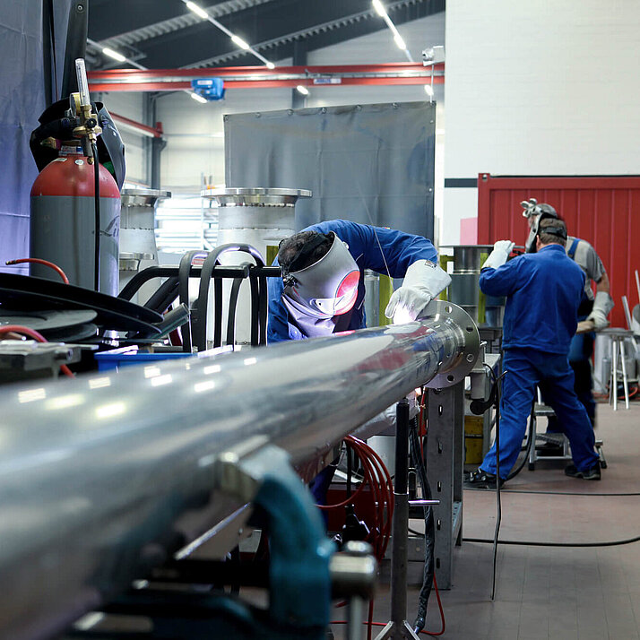 Schweißarbeiten an Metallrohren zur Vorfertigung