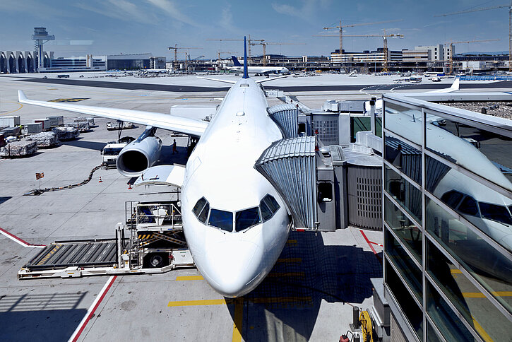 Angedocktes Flugzeug am Frankfurter Flughafen