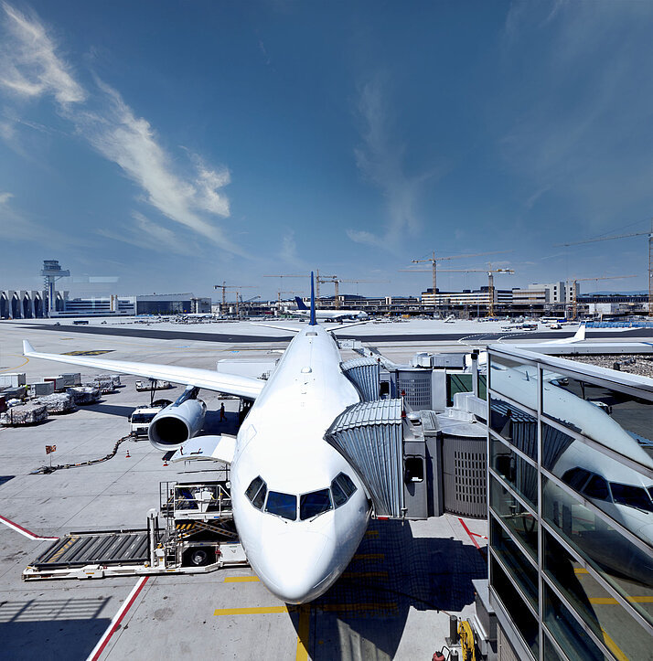 Angedocktes Flugzeug am Frankfurter Flughafen