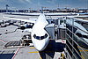Angedocktes Flugzeug am Frankfurter Flughafen