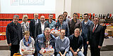 Im Gruppfenfoto eingerahmt von den beiden Geschäftsführern Karl & Heribert Laußer sowie von Sonja Laußer und Josef Sagstetter, die geehrten MitarbeiterInnen der Karl Lausser GmbH