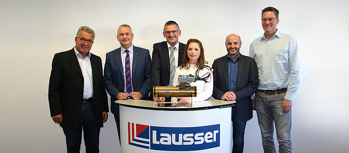 Übergabe der millionsten Brandschutzkappe der Serie FKRS-EU (v.l.): Karl Laußer, Thorsten Dittrich (TROX), Thomas Uffers (TROX), Kerstin Raith (Lausser), Reinhard Laußer, Matthias Rust (Lausser)