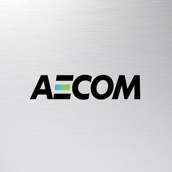AECOM Logo auf Metallhintergrund