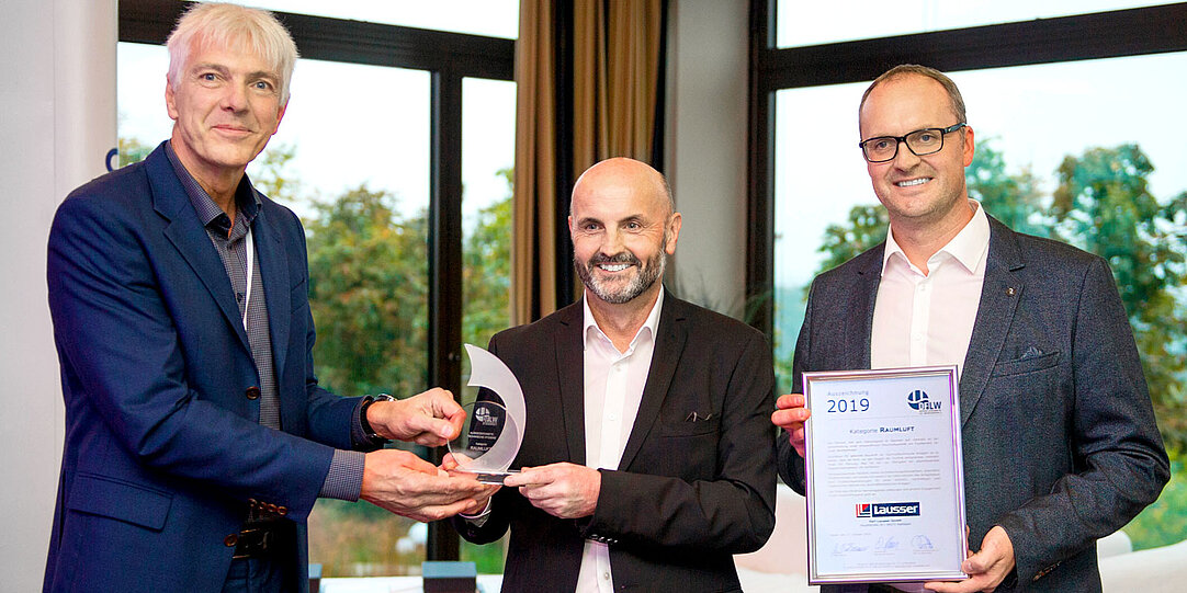Der erste Vorsitzender des DFLW e.V., Dr. Stefan Burhenne (links) mit Reinhard Laußer (Mitte) und Tobias Schatz (rechts) bei der Preisverleihung des Award für Lufthygiene 2019 in Kassel