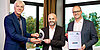 Der erste Vorsitzender des DFLW e.V., Dr. Stefan Burhenne (links) mit Reinhard Laußer (Mitte) und Tobias Schatz (rechts) bei der Preisverleihung des Award für Lufthygiene 2019 in Kassel