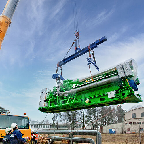 Baukran hebt eine grüne Heizanlage für das Kraftwerk von N-ERGIE in Nürnberg